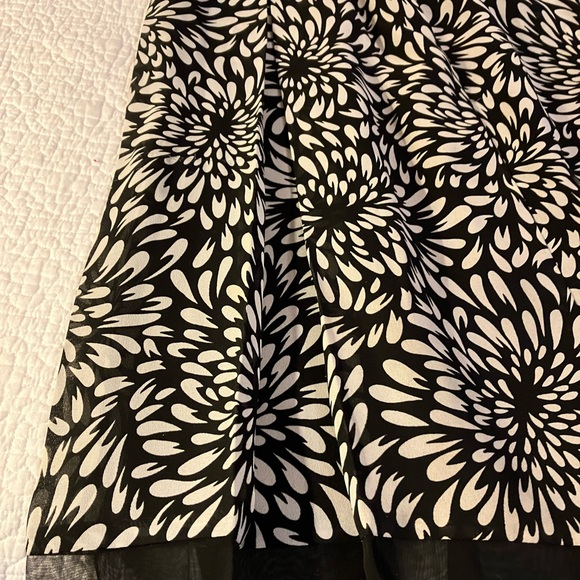 Worthington black/wt floral circle skirt w/mesh accent hem. Separate black liner - Picture 2 of 7